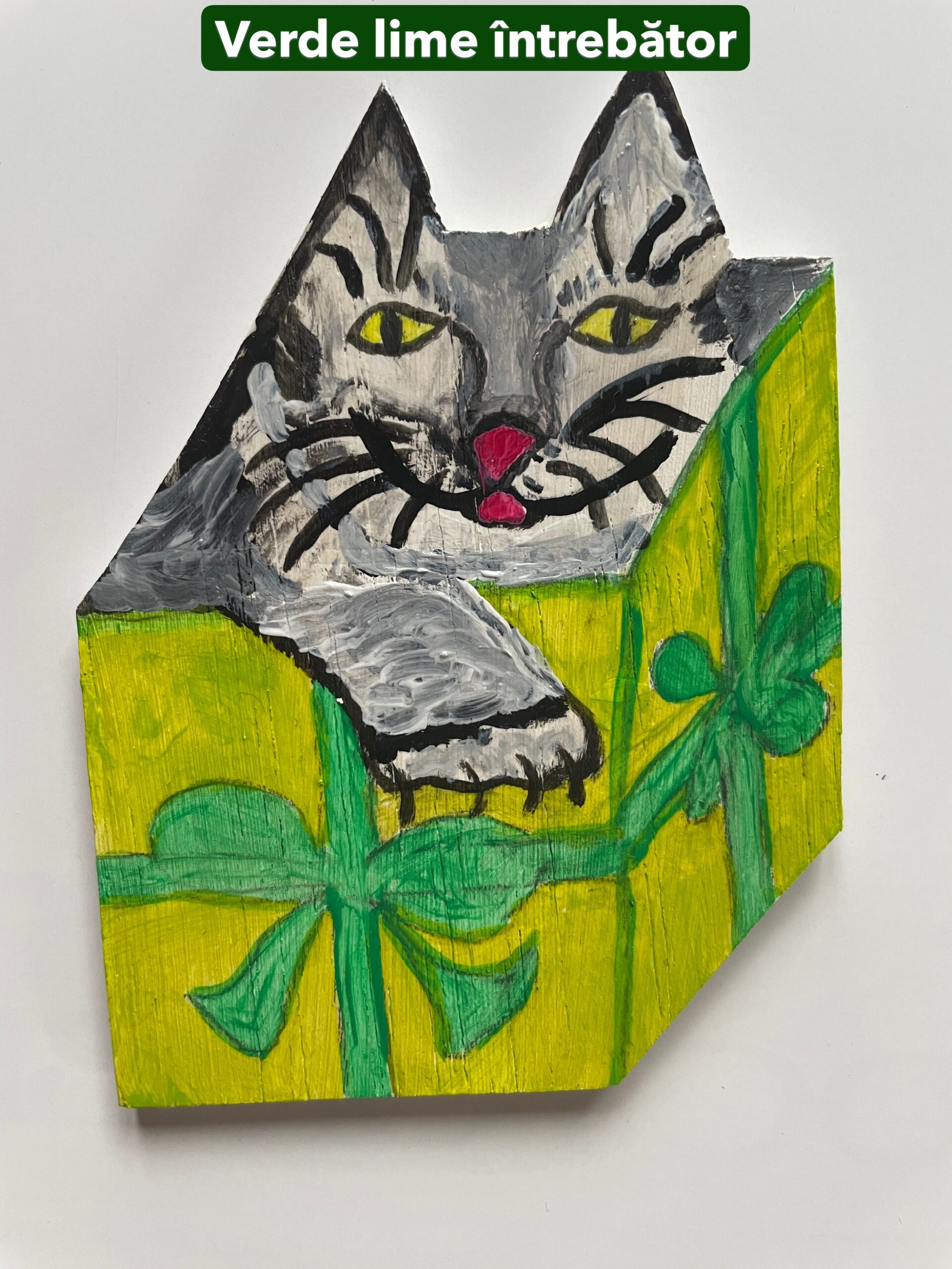 Figurină lemn cu magnet “Pisoi cadou” - verde lime întrebător